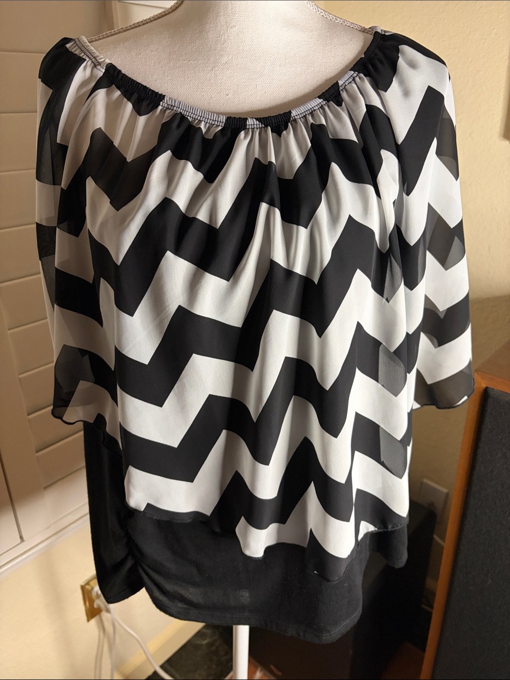 🎽🖤Claudia Richard Blk & White On/Off Shoulder 2 Layer Top W/Elastic Neckline S-L